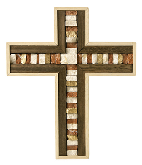 Holzkreuz mit farbigen Marmorsteinen